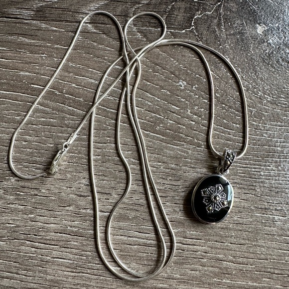 Jewelry - Elegant Silver Pendant Necklace